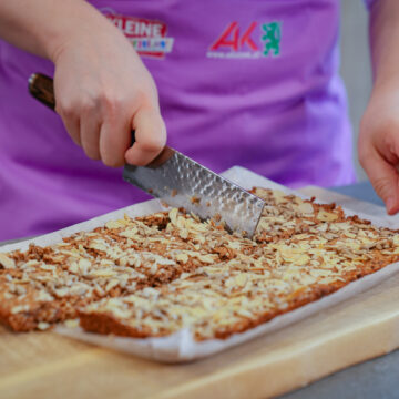 Im vorgeheizten Ofen bei 160 Grad Celsius etwa 25 bis 30 Minuten backen. 6. Danach kurz auskühlen lassen, in 16 bis 18 Stücke schneiden – fertig sind die selbst gemachten Müsliriegel.