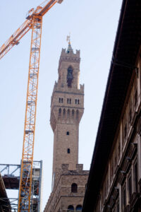 Beides sehr hoch: der Turm des Palazzo Vecchio (sprich: wekjo) und der Kran
