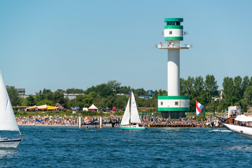 Auch im Jahr 2019 haben sich viele Menschen vom Ufer aus die Windjammerparade angeschaut (Imago/penofoto)