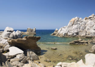 Die Küsten von Sardinien sind auch bei Urlaubern beliebt. Schmieraktionen werden aber gar nicht gern gesehen
