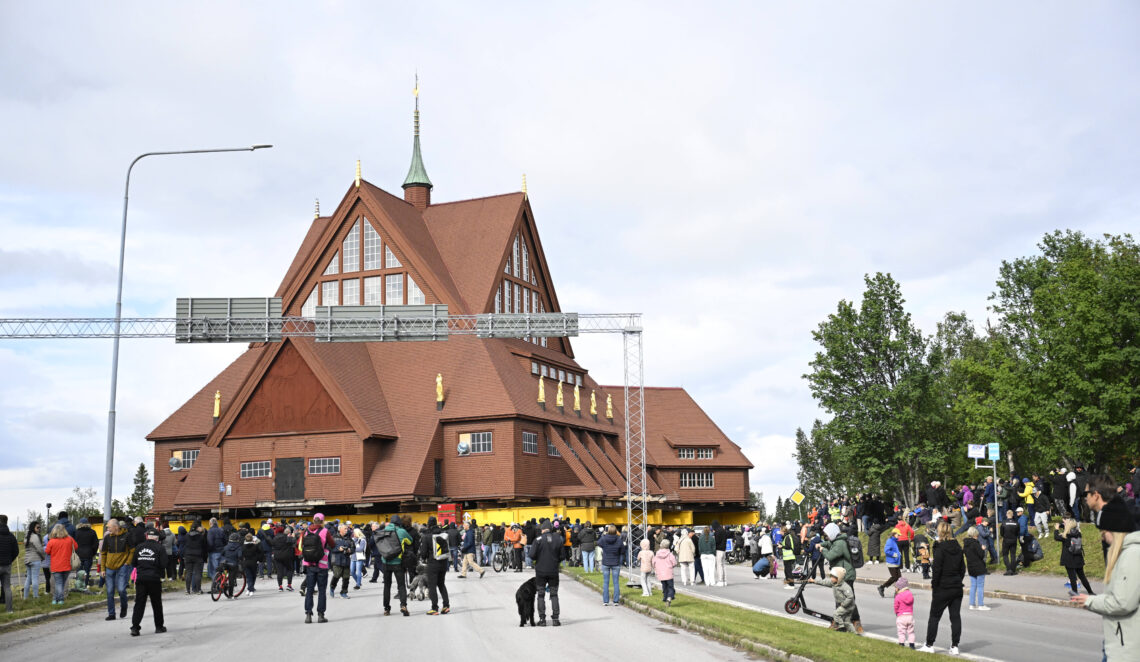 Viele Menschen wollten beim Umzug der Kirche dabei sein
