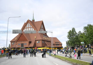 Viele Menschen wollten beim Umzug der Kirche dabei sein