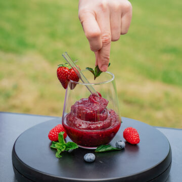 Das Getränk damit noch mit Minzblättern oder frischem Obst ein bisschen dekorieren. (KLZ / Thomas Klier)