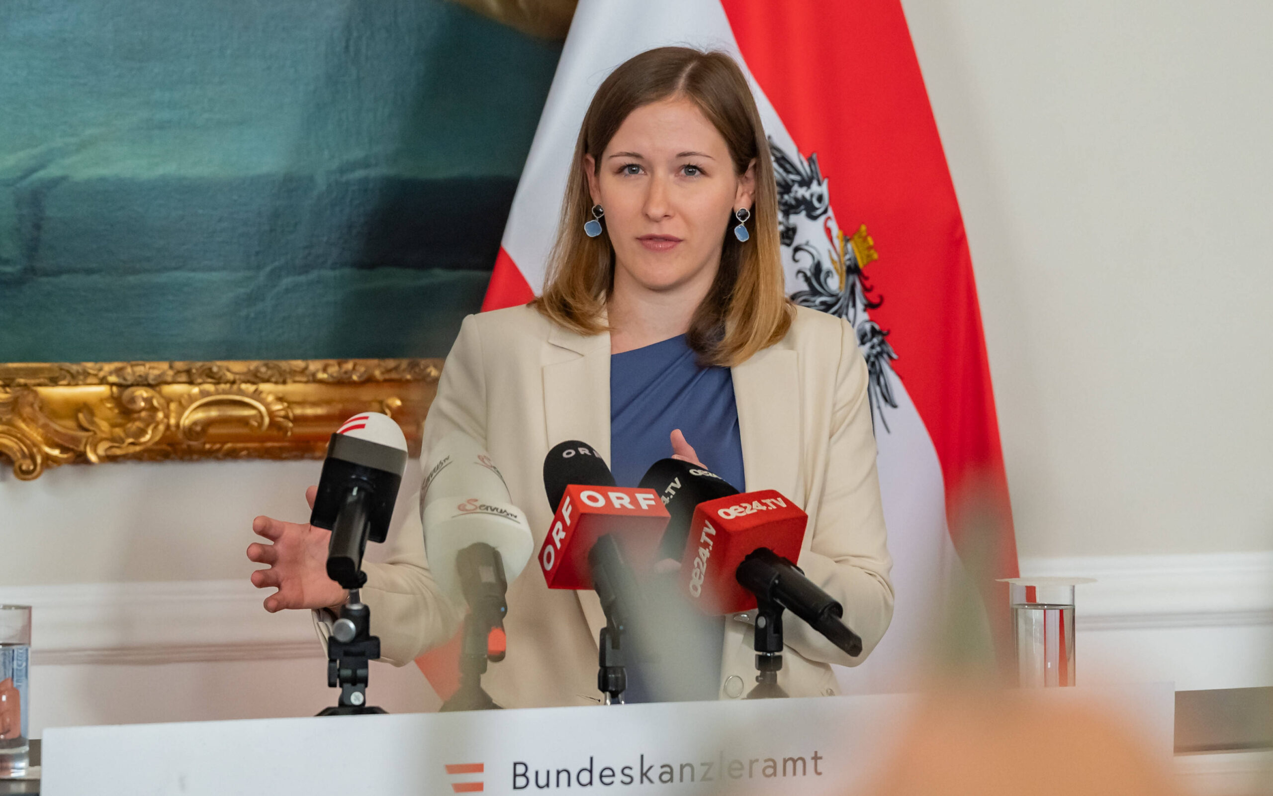 Claudia Plakolm ist Integrationsministerin in Österreich, sie ist zuständig dafür, dass alle Menschen dazugehören und sich auskennen