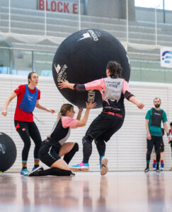 Kin-Ball wird mit einem riesigen Ball gespielt (IMAGO / Funke Foto Services)