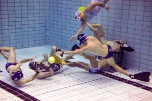 Beim Unterwasserrugby befinden sich sogar die Tore unter Wasser ( IMAGO / Ardan Fuessmann) 