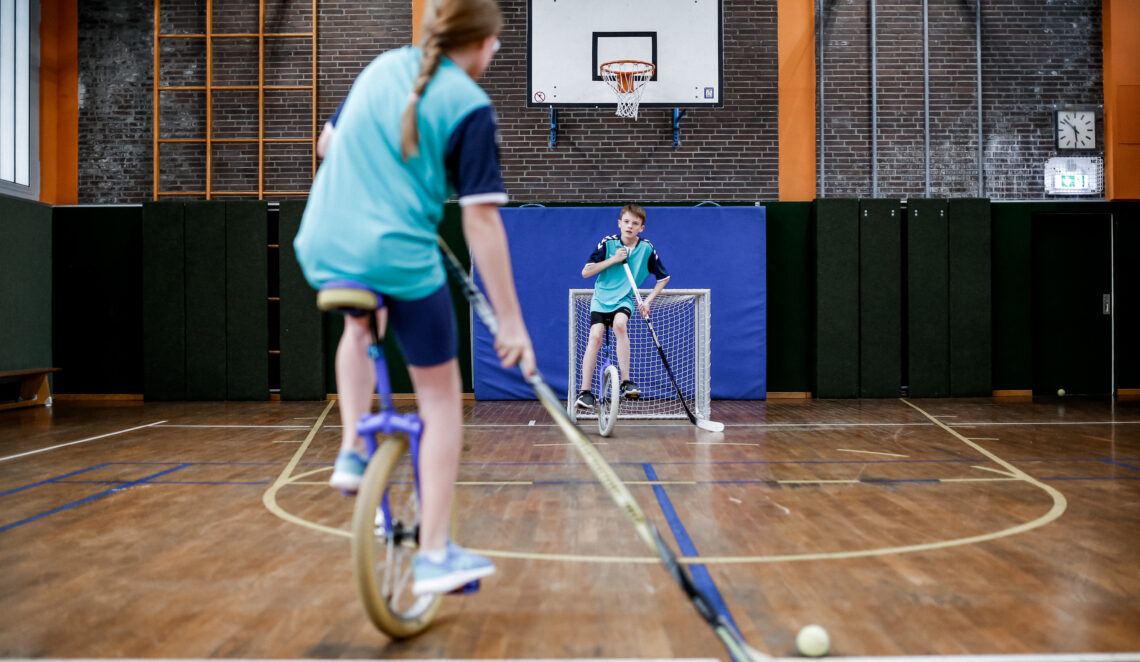 Hast du einen guten Gleichgewichtssinn? Bei Einradhockey ist das ein Muss