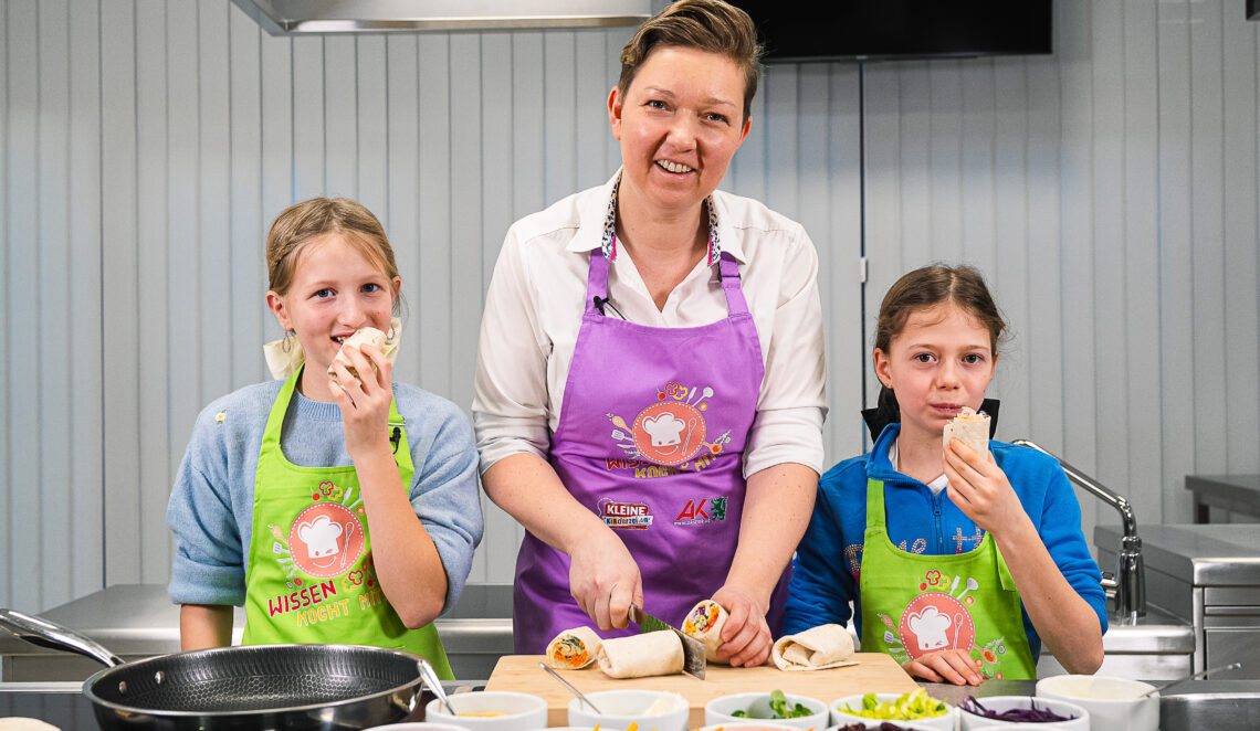 Unsere Kinderreporterinnen Luisa, Emma und unsere Köchin Sandra zeigen euch, wie man einen Regenbogen-Wrap macht