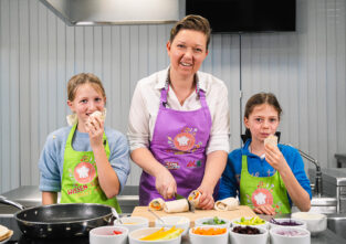 Unsere Kinderreporterinnen Luisa, Emma und unsere Köchin Sandra zeigen euch, wie man einen Regenbogen-Wrap macht
